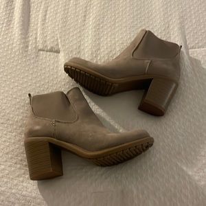 tan heeled boots.